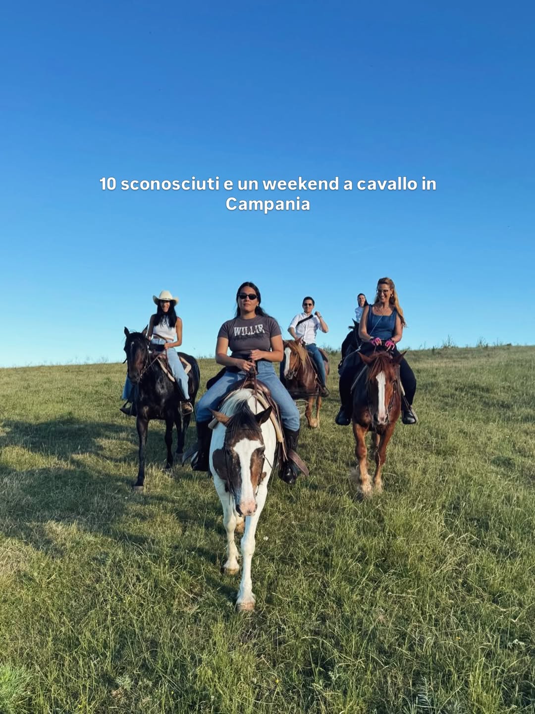 Il gruppo a cavallo verso l’obiettivo